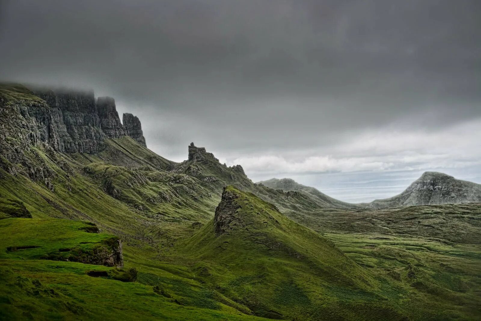 Известные холмы. Шотландия ландшафт. Quiraing Valley, Skye Island, Шотландия. Шотландия холмы Эстетика. Ардсмур Шотландия.