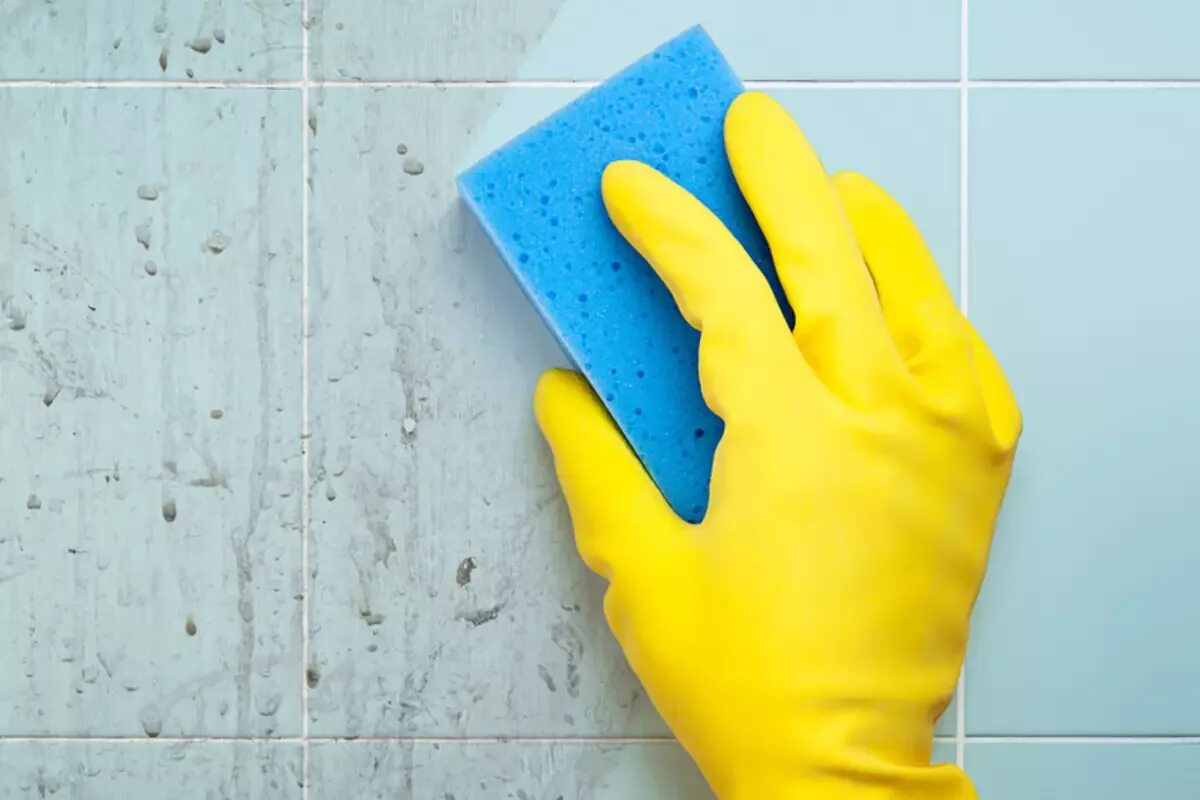 Быстро отмыть плитку. Мытье плитки. Для мытья стен в ванной. Мытье кафельной плитки. Помыть плитку в ванной.
