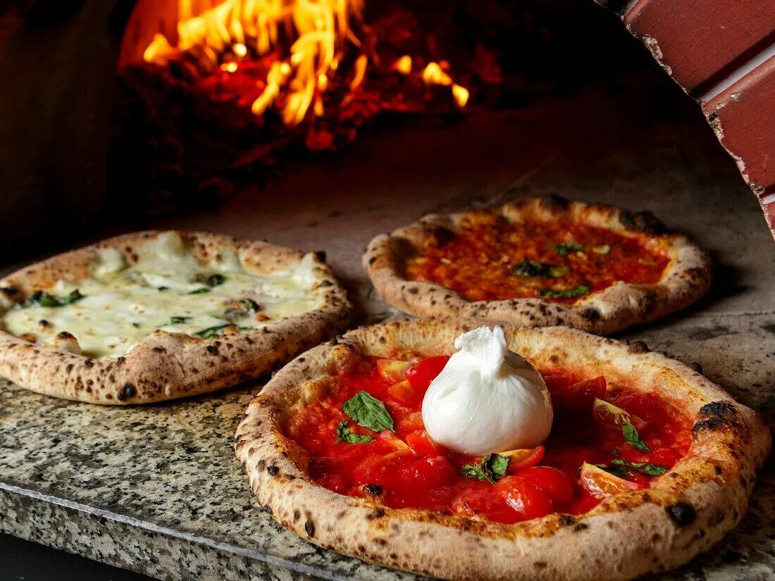 Классический рецепт неаполитанской пиццы. Неаполитанская пицца. Классическая Неаполитанская пицца. Неаполитанская пицца Италия. Неапольская пицца.
