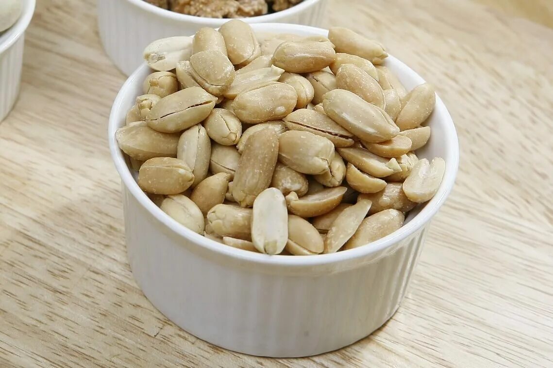 100 Гр арахиса. Семена арахиса. Орехи в миске. Арахис вес 1 шт.