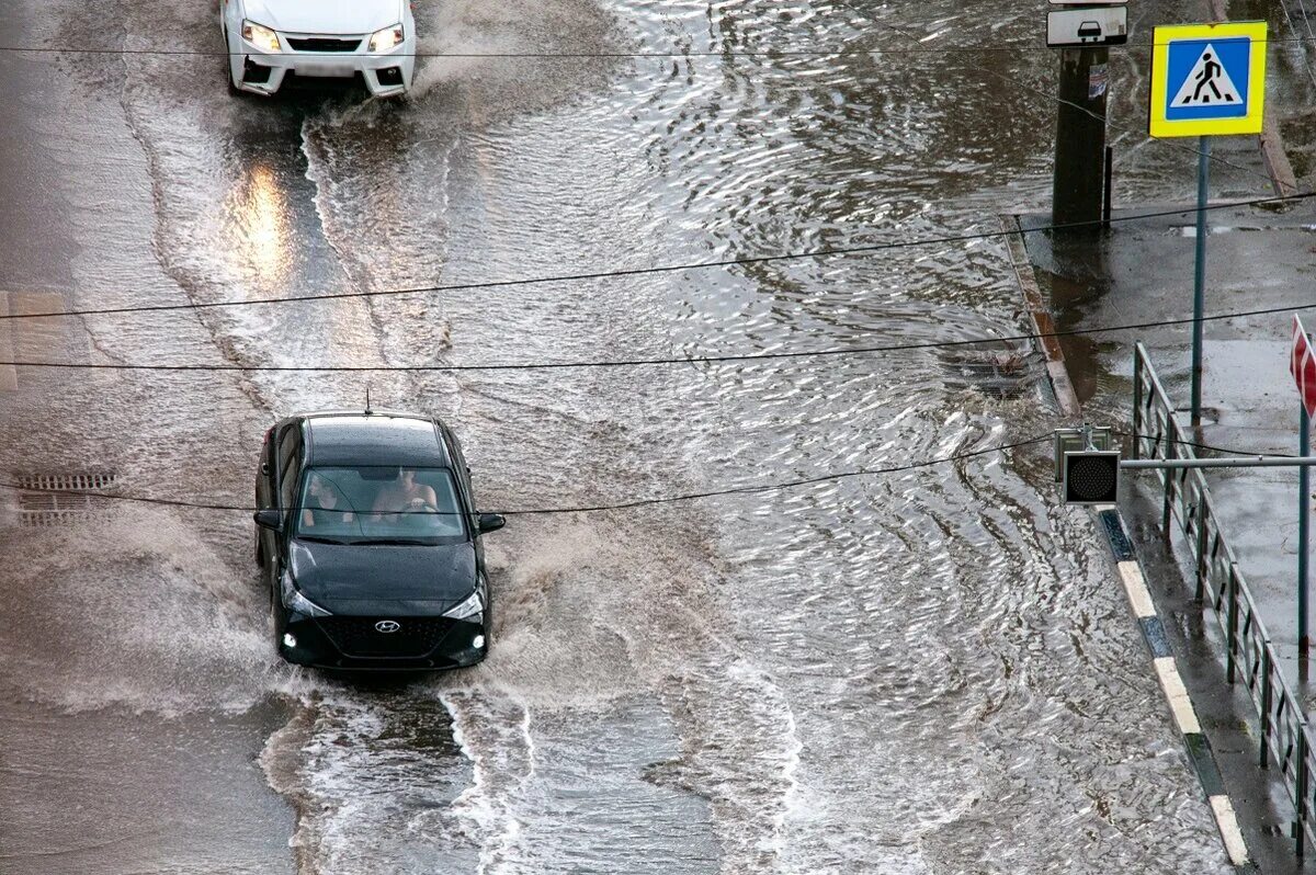 Сильный дождь. Сильный ливень. Потоп. Наводнение в Санкт-Петербурге.