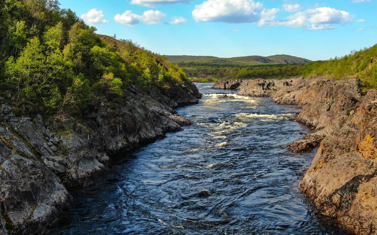 Какая река является самой длиной в мурманской. Река Воронья Кольский полуостров. Река Воронья Мурманская. Река кола Мурманской области. Губа Воронья Мурманская область.