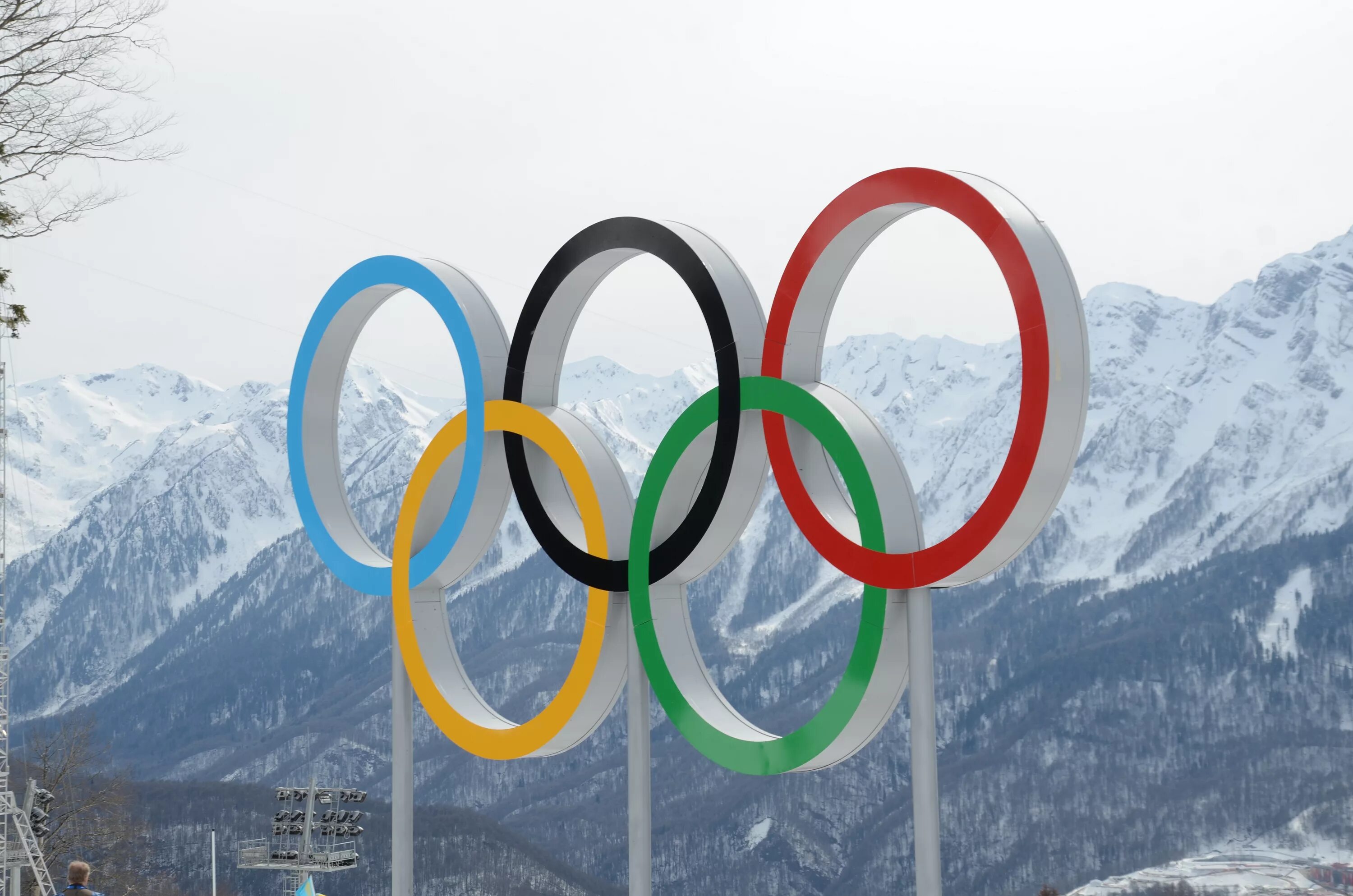 Олимпийские кольца в Сочи. Олимпийские игры в Сочи 2014 кольца. Олимп кольца в Сочи. Олимпийские кольца Сочи Олимпийский парк. Кольца олимпиады сочи 2014