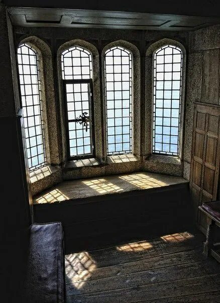 В замках были окна. Окна в готическом стиле. Окна в средневековье. Средневековый интерьер. Окна в замках средневековья.