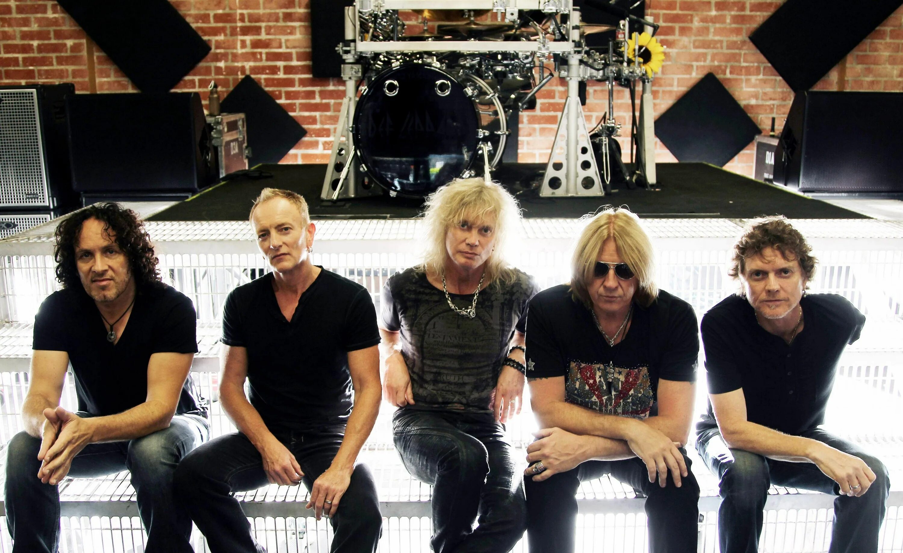 Def leppard клипы. Группа def leppard. группа def leppard 2019. группа def leppard 2025. группа def leppard 2025.