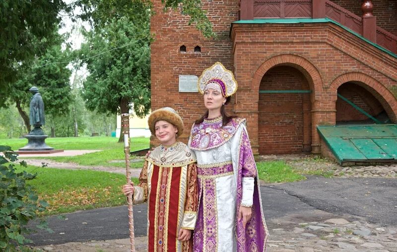 Царевич город. Углич памятник царевич дмитрию углич.