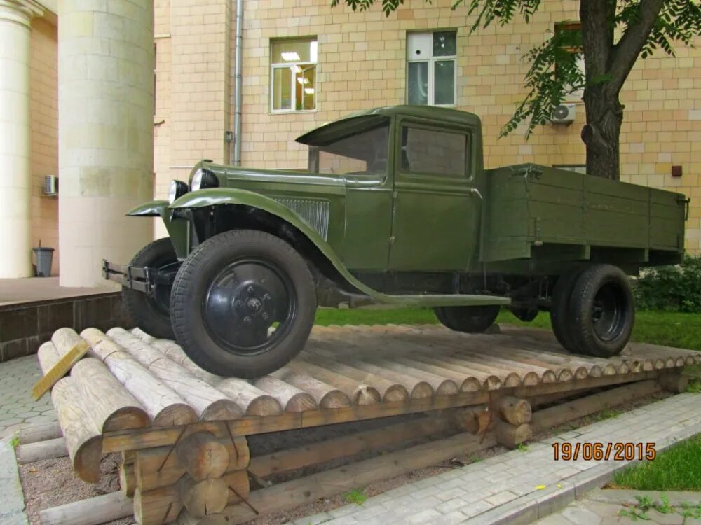 Полуторка москва. Полуторка (памятник). Памятник полуторке в Москве. Памятник полуторка модель. Фото полуторка в музее имени Сахарова.