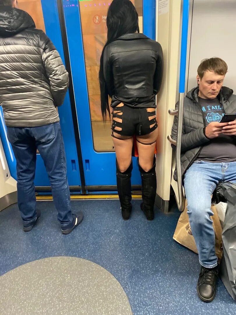 Мода в метро. Новости москвы подсмотрено. Подсмотрено на параде. Чудаки в метро московском. Просят сфотографировать метро.
