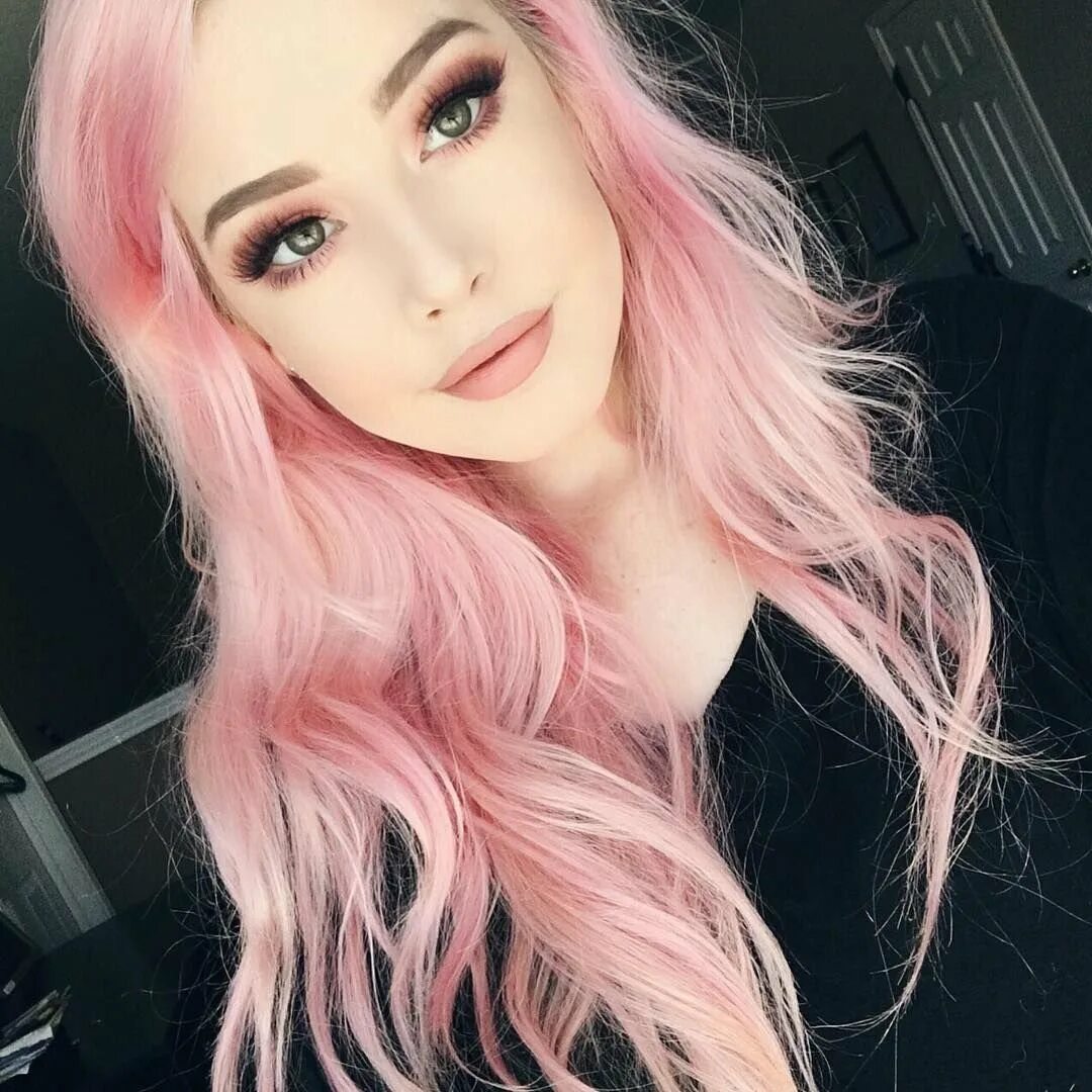 Бледно розовое лицо. Пинк Хеир. Hailie Barber розовые. Hailie Barber Pastel Pink hair.