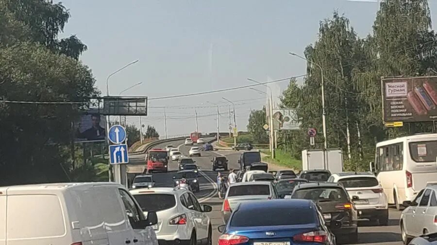 Пробка в ярославле сегодня. Пробки ярославль. штраф с октябрьского моста. пробка машин. авария на мосту в пенкино.