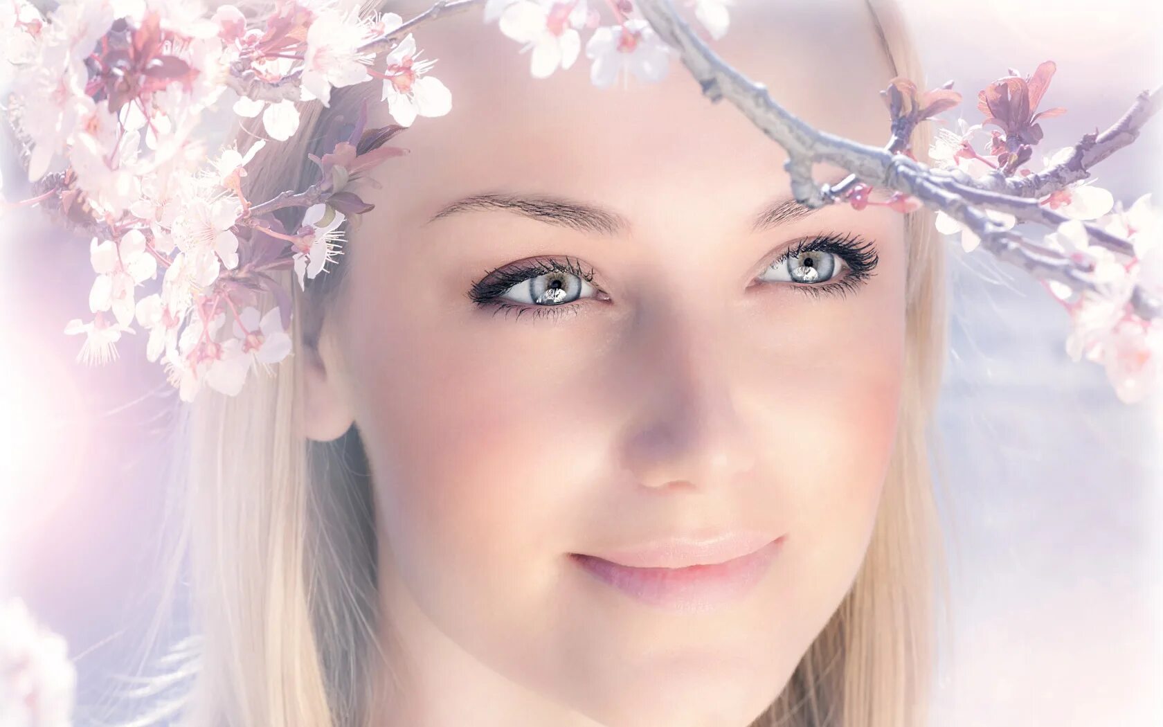 Женщина улыбается. Очень добрый взгляд. Застенчивая девочка. Девушка с выразительными глазами. Очень добрый взгляд.