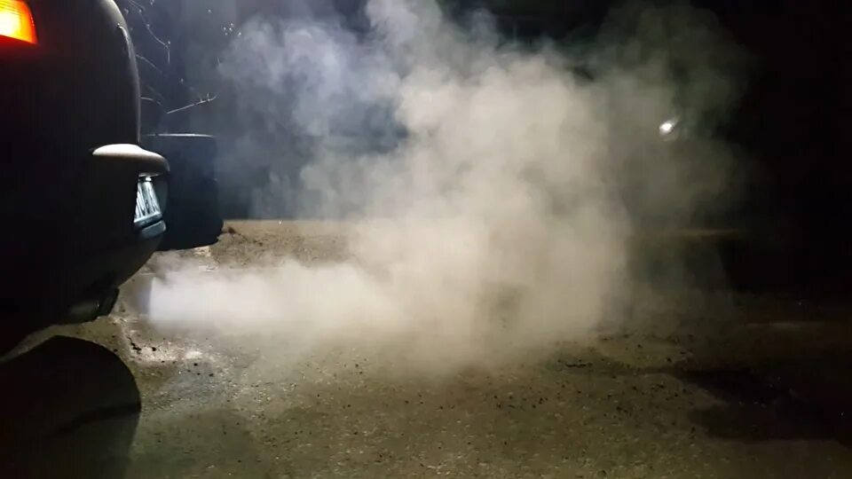 Черный дым на холостых. Сизый дым. Сизый дым из выхлопной трубы. Дым при запуске холодного двигателя. Дымит двигатель.