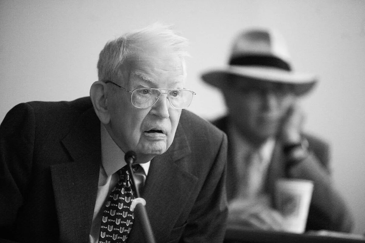 Рональд коуз экономист. Рональд коуз в 2013. Рональд коуз экономическая школа. Рональд коуз, 1991. Коуз норт.