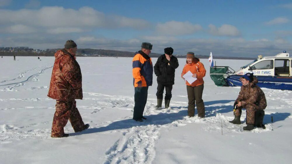 Плещеево озеро русфишинг. Плещеево озеро зимняя рыбалка. Плещеево озеро ограничение на маломерные судна. Люди идущие по Плещееву озеру. Плещеево озеро рыбалка форум Русфишинг рыбалка.