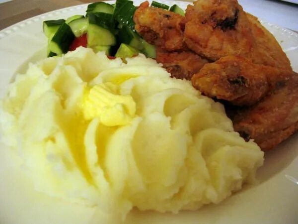 Пюре из картофеля и курицы. Картофельное пюре с курицей. жареная курица с пюре. картошка пюре с курицей. куриные крылышки с картофельным пюре.