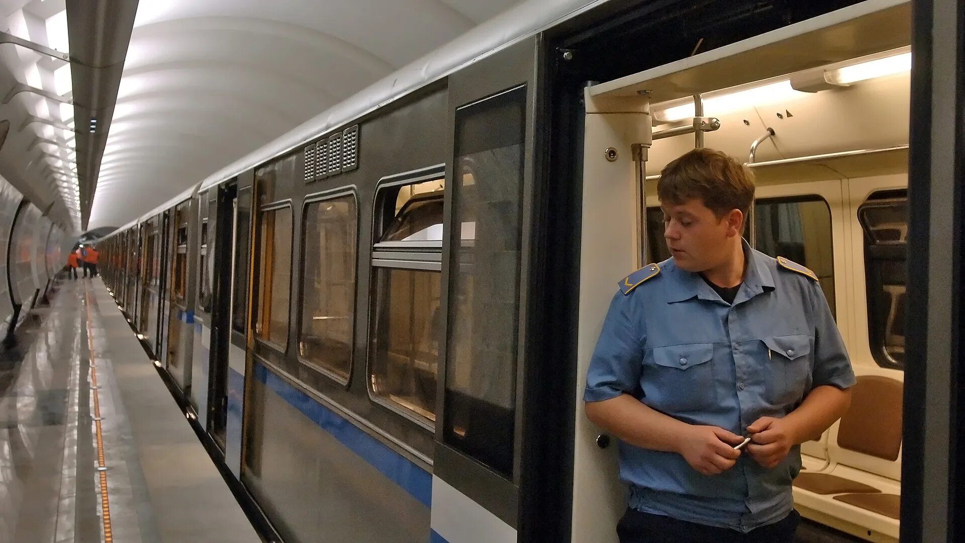 Почему стоят поезда в метро. Машинист таганско краснопресненской линии. машинист метро. станция метро с поездом. поезда на зеленой ветке.