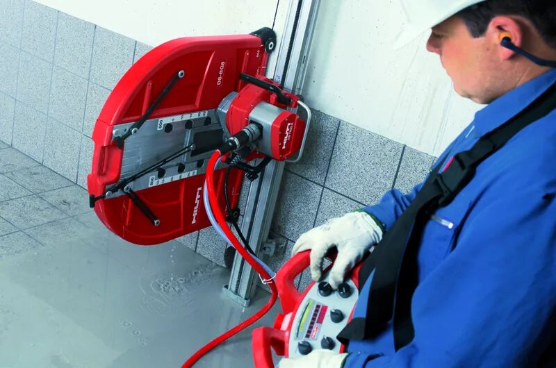 Алмазная резка проемов в кирпичной стене. Алмазная резка проемов в бетоне. Резчик hilti dch 300. Алмазная резка плит перекрытия. Резка бетона хускварна.