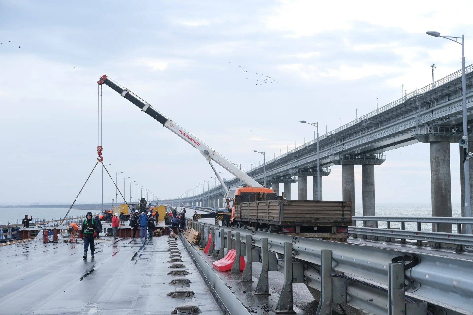 Почему закрыли крымский мост сейчас. Росавтодор крымский мост. надвижка пролетного строения крымского моста. крымский мост 2025. пролёты автодорожной части крымского моста..