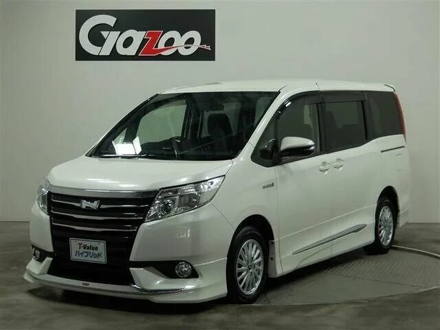 Купить ноах во владивостоке. Toyota Noah r80. Тойота Ноах 2015 года. Тойота Ноах белая. Тойота минивэн 2015 г.