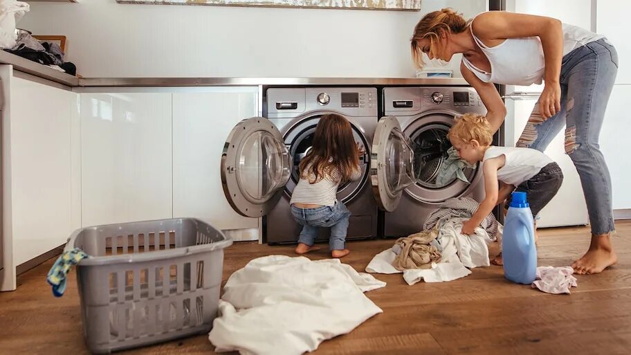 Мама стиральная машина. Стиральная машина и семья. Женщина у стиральной машины. Большая стиральная машина. Семья стирка.