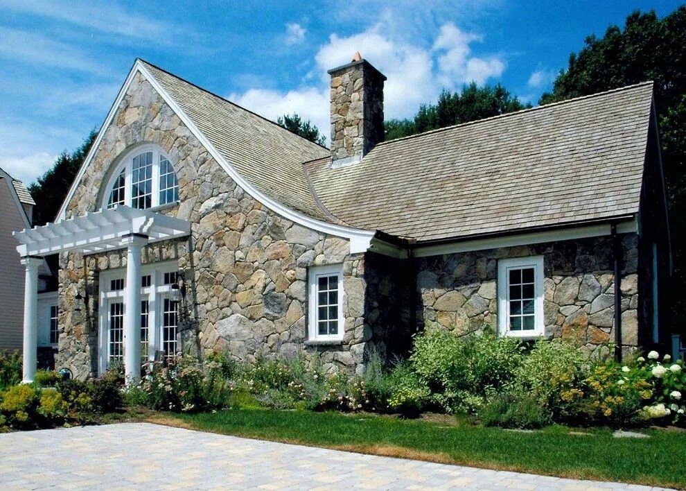 Отделка домов камнем. Фасад из природного камня. Отделка фасада натуральным камнем. Дом обложенный камнем.