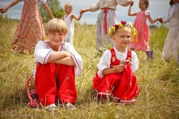 Русская народная игра ручеек. Русские народные игры и забавы. Праздник народных игр. Славянские забавы. Обрядовые наряды.