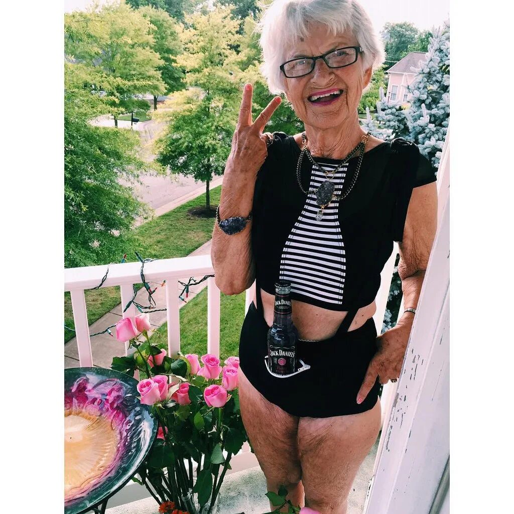 Бабуля и дедуля. Бабуси ебуси. Бабушка с молодым. Лагранж бабуся. Бабульки в доме престарелых.