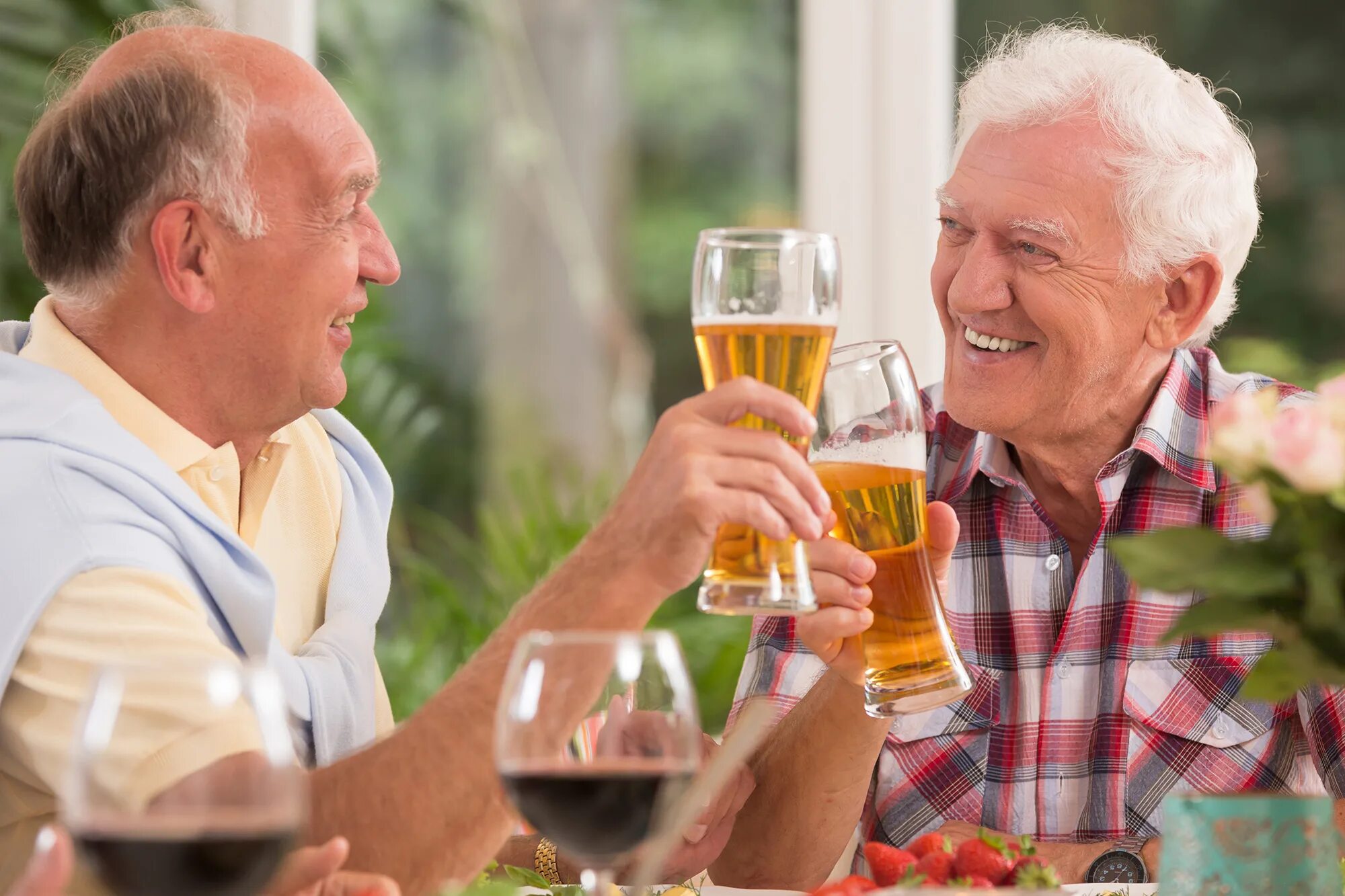Два деда быстро. Старик с пивом. Старики пьют пиво. Старики выпивают. Дед с пивом.