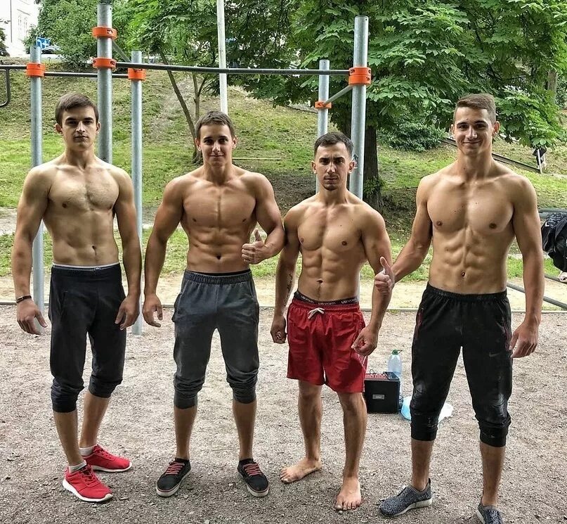 Кирилл сарычев и виктор блуд. Россия мощная компания. Мощная компания. Парень без футболки на турнике. Ислам бадургов.
