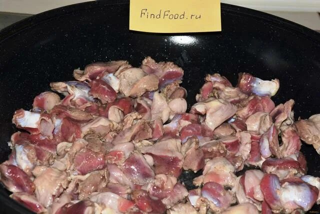 Желудки куриные пп. Жареные желудочки куриные на сковороде. Сколько жарить куриные желудки. Желудки куриные на сковороде жареные. Желудочки после приготовления внутри синие.