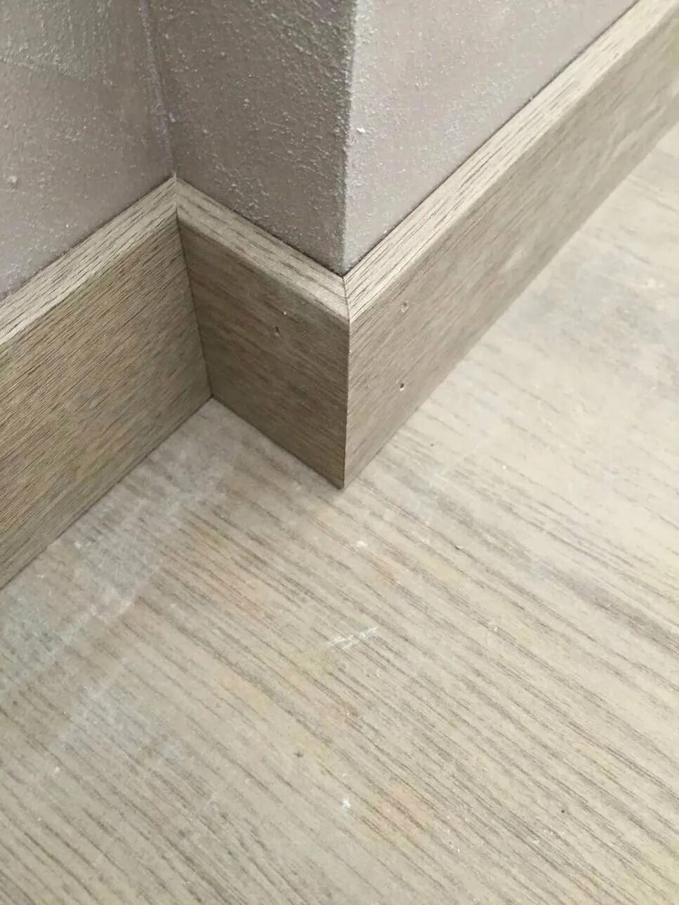 держатель угла плинтуса. угол для плинтуса 45 градусов. угол 45 градусов для плинтуса пвх. плинтус под углом. плинтус под углом.