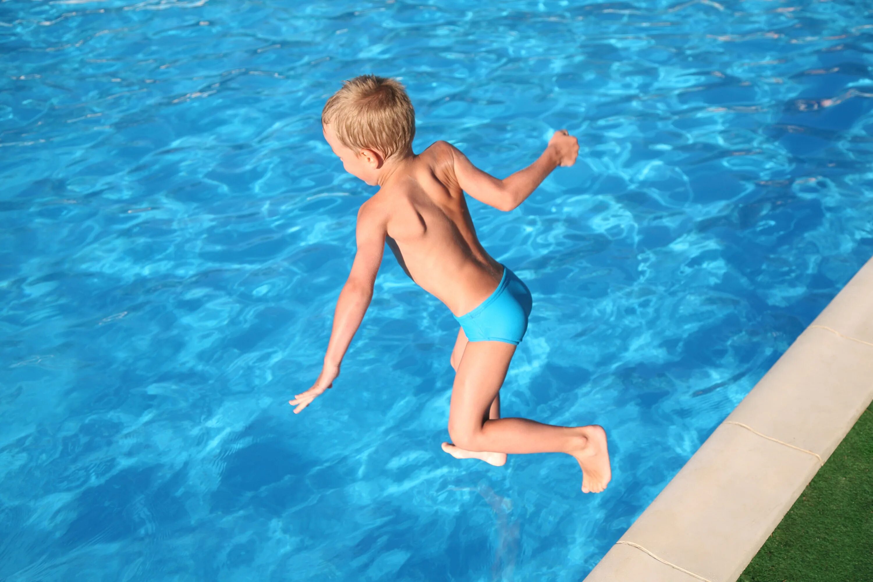 Мальчики в бассейне. Мальчики в плавках в бассейне. Мальчик купается в бассейне. Дети в плавках в бассейне. Купаемся в плавках
