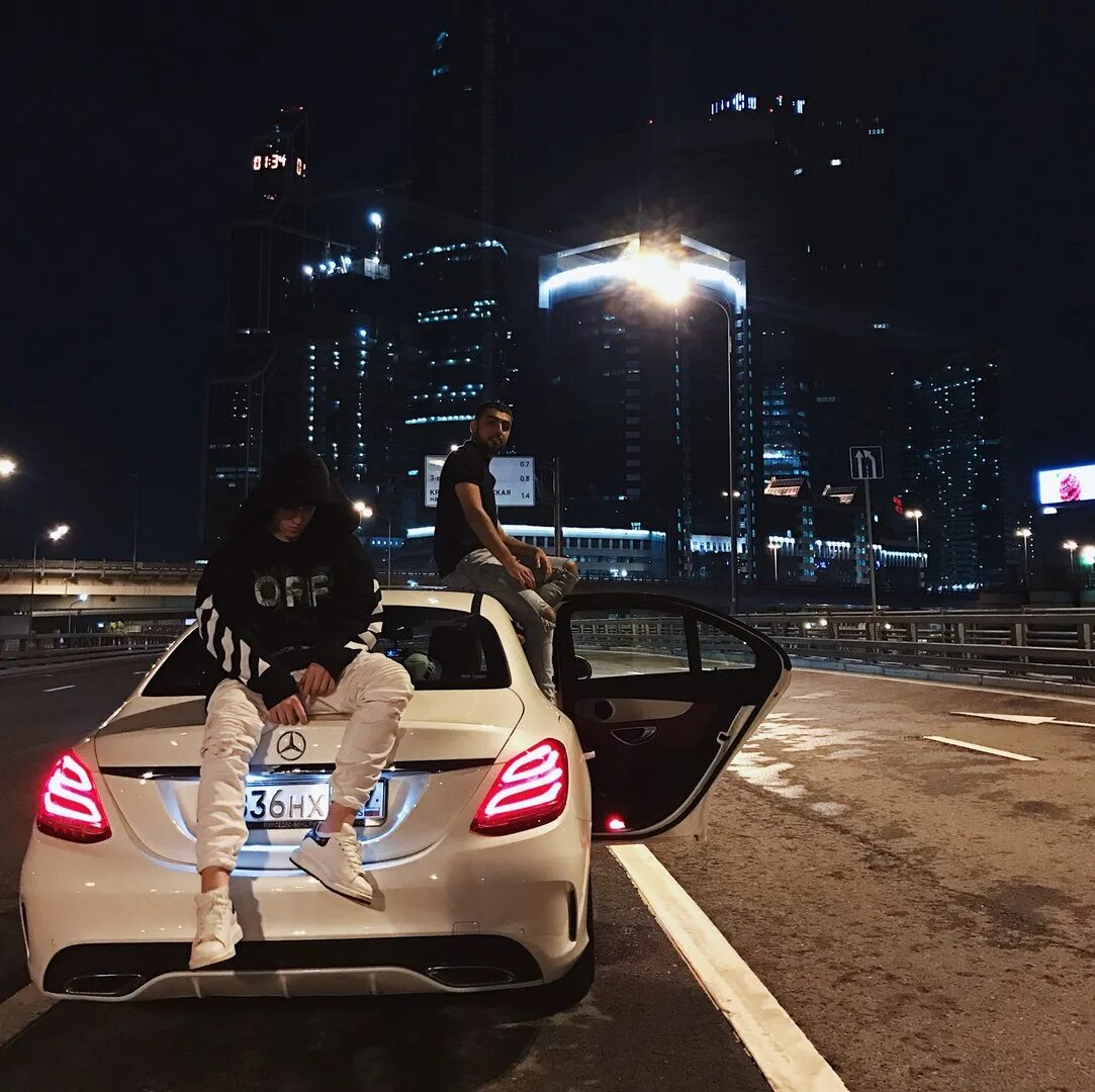 Машина егора крида. Крыша машины. Парень на крыше машины. Need for speed жажда скорости рами малек. Чувак на крыше машины.