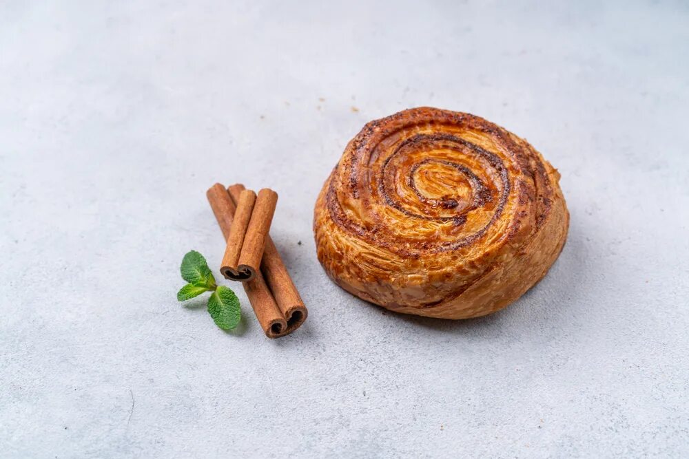 Улитка в тесте. Улитка с корицей 90гр 60шт delifrance. 90г улитка корица delifrance зам. улитка с корицей юнибейк. булочка с корицей 90г фацер.