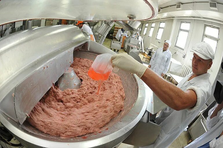 Посол мясного сырья в колбасном производстве. Производство колбасы. Оборудование для колбасного цеха. Сырье для колбасного производства. Посол колбасы.