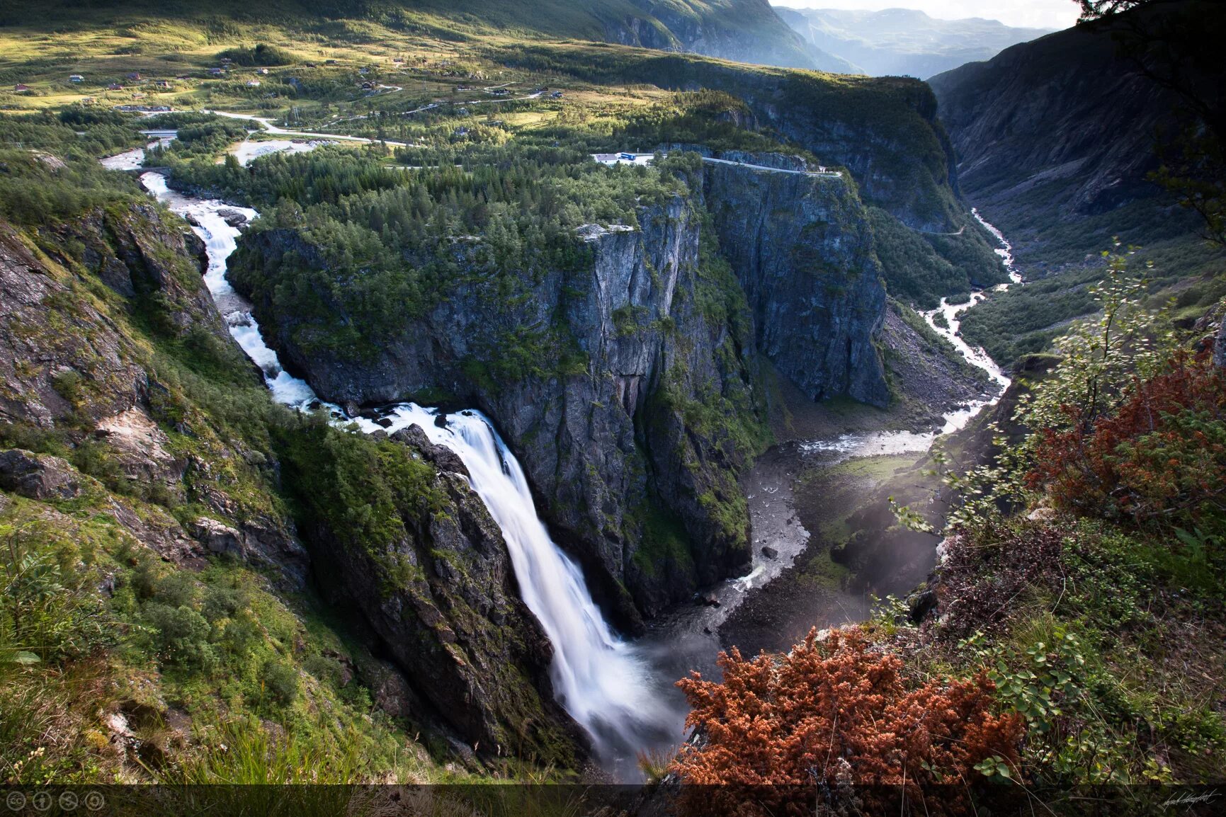 Достопримечательности страны норвегия. Водопад Верингфоссен. Вёрингсфоссен Норвегия. Вёрингсфоссен - водопад в Норвегии. Водопады Хардангерфьорд.