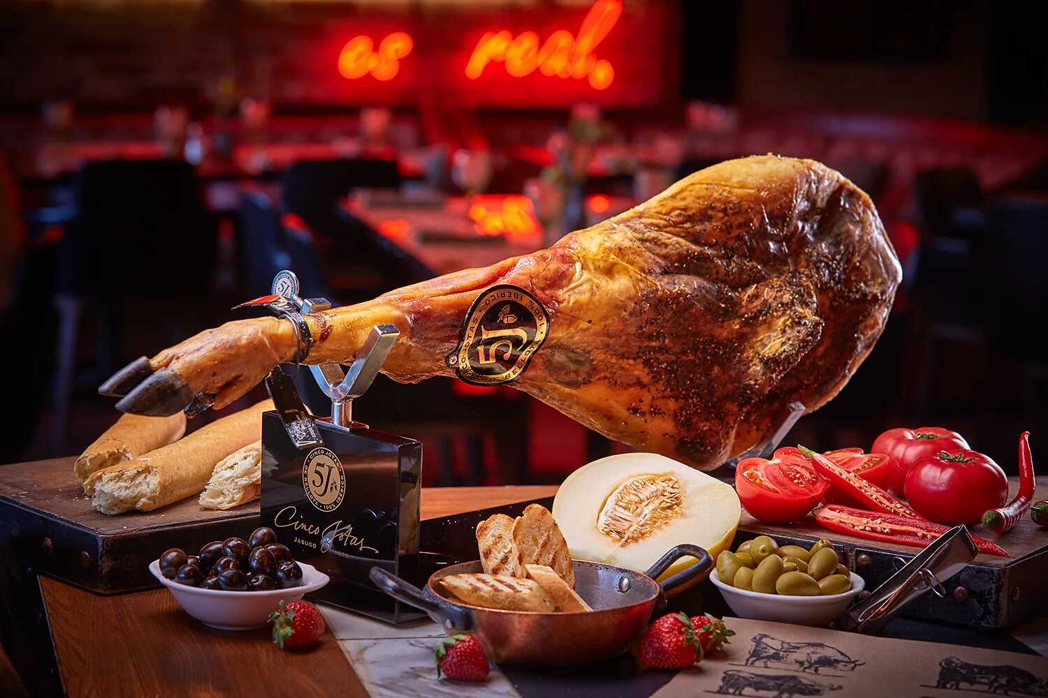 Испания хамон иберико. Хамон испания. Окорок хамон испания. Мясо в испании хамон. Хамон испания.