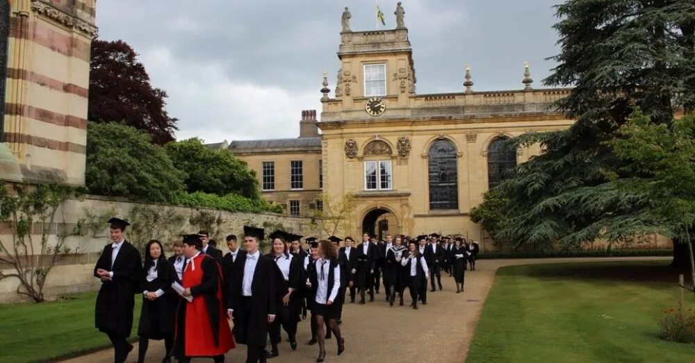 Oxford university town. Оксфорд Англия университет. Оксфордский университет университеты Англии. Оксфордский университет (University of Oxford), Великобритания студенты. Сити-оф-Оксфорд университет факультеты.