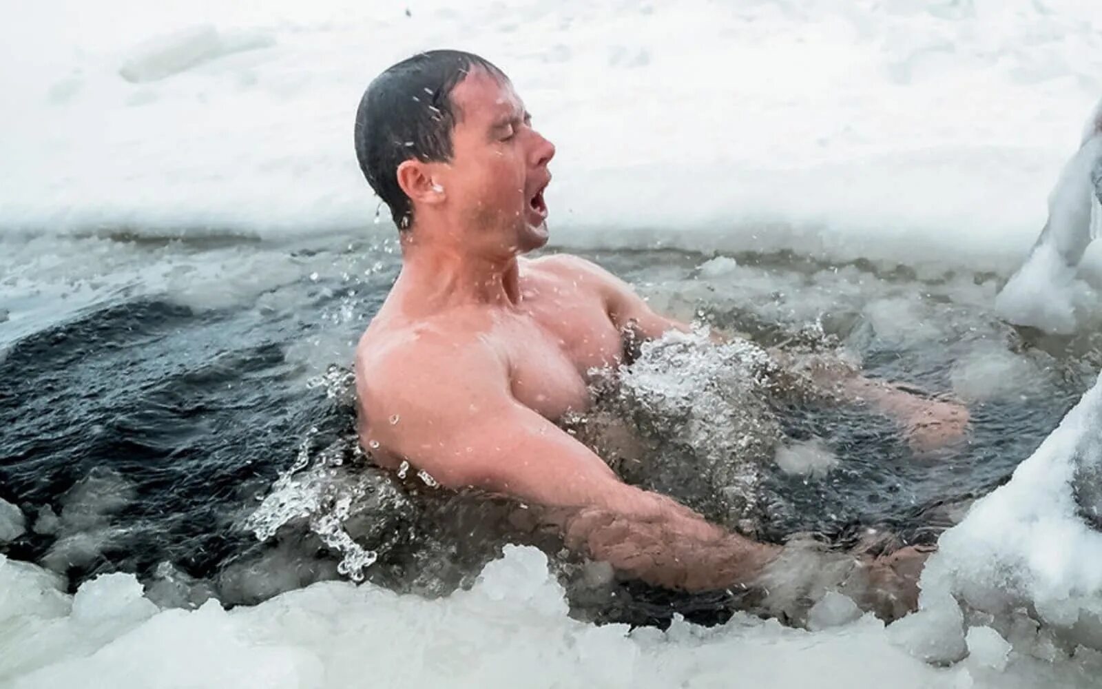 Боль от холодной воды. Обливание после бани. Обливание холодной водой. После бани в ледяную воду.