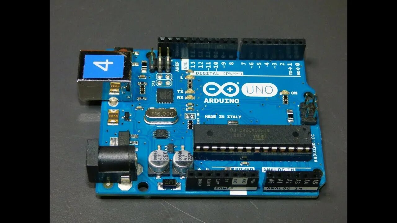 Arduino какой микроконтроллер. Ардуино уно. микроконтроллер arduino uno. микроконтроллер ардуино уно. робот и плата ардуино.