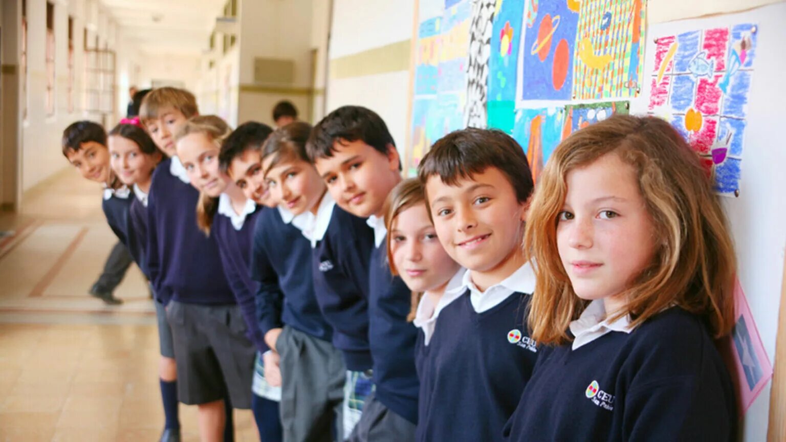 в школе испанский язык изучают 117 учащихся. изучение иностранного языка. в классе 30 учеников изучают иностранные языки. школьники в испании. в школе испанский язык изучают 117 учащихся.