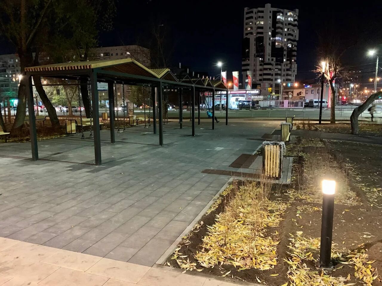 Благоустройство в великих луках. Псков парк скамейка. В сквере установили. В сквере установили. Сквер челгу.