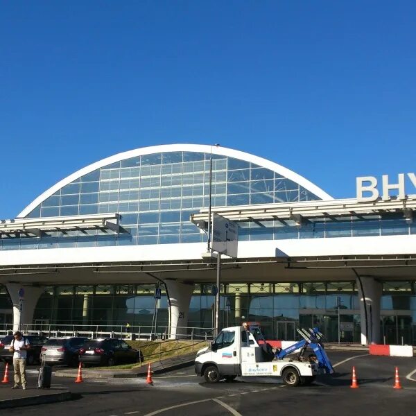 Площадь аэропорта внуково. Аэропорт внуково москва до центра москвы. Московский международный аэропорт внуково. Аэропорт внуково снаружи. Аэропорт внуково москва до центра москвы.