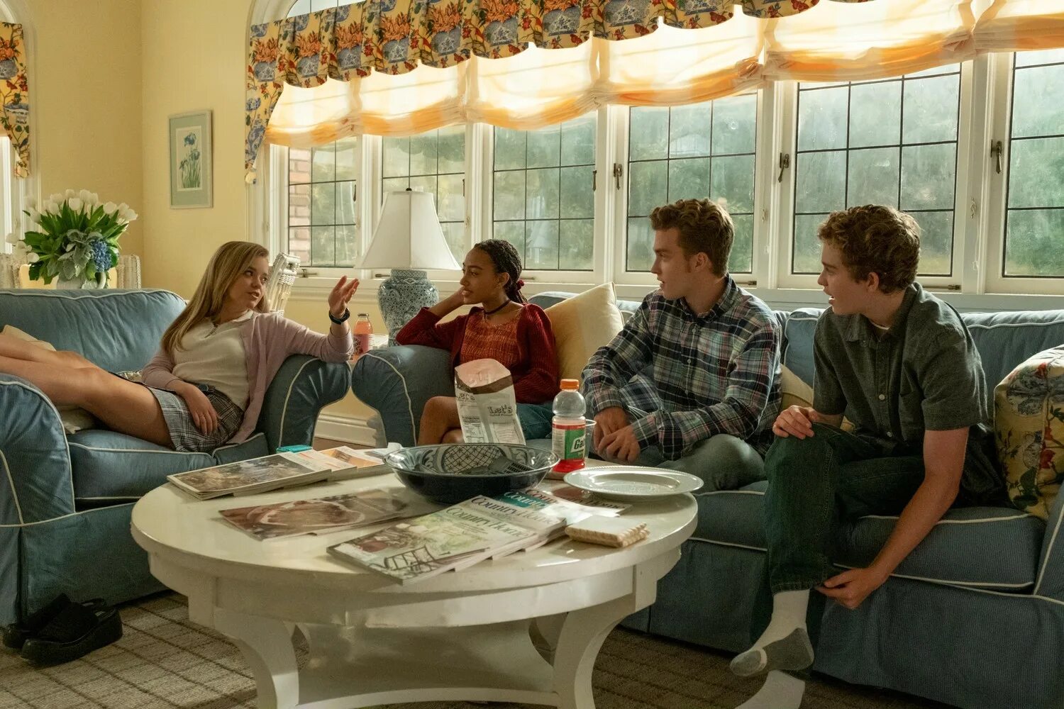 Сериал пожары с риз уизерспун. И повсюду тлеют пожары 2020. Меган стотт. И повсюду тлеют пожары сериал 2020. И повсюду тлеют пожары 2020.