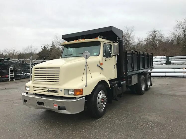 Грузовики 2000. Интернешнл 2000 грузовик. International 4700 Dump Truck. International 5500. Интернешинал 2000 года.