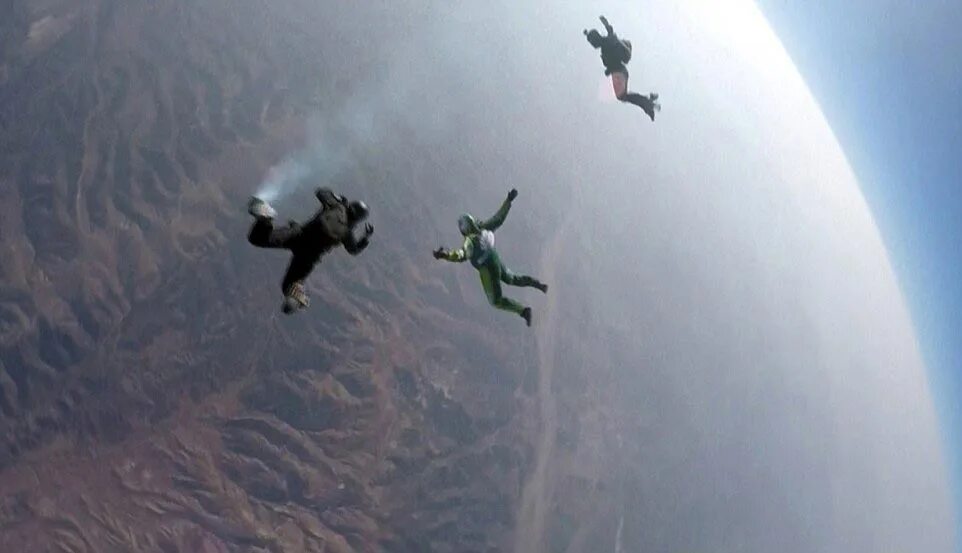 Самое быстрое свободное падение. Люк Эйкинс парашютист. Прыжок с парашютом с высоты 800 метров. Прыжок с самолета без парашюта. Парашютисты экстремалы.