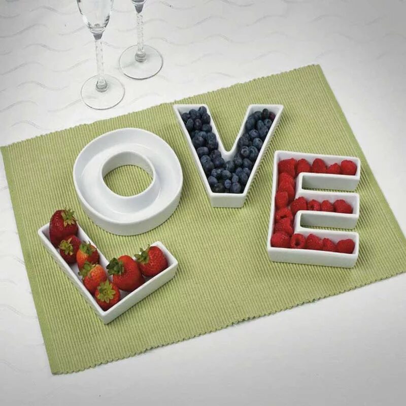 Буквы из тарелок. Буква е в тарелке. Тарелки буквами. Тарелка с буквами. Посуда love буквами.