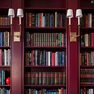 Книги дома в шкафу