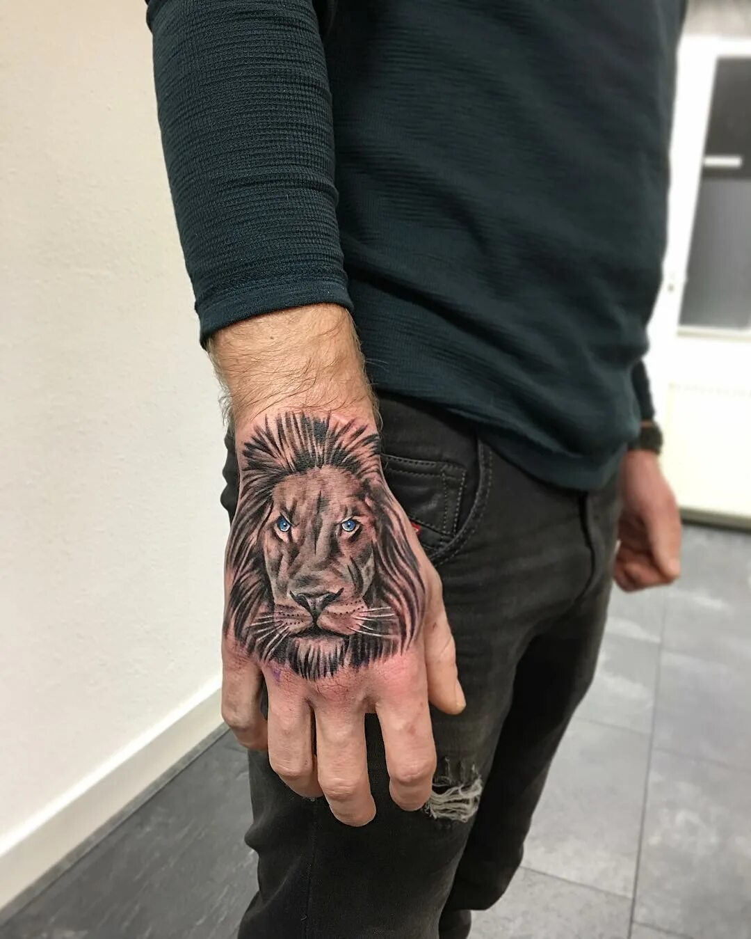 тату лев запястье. тату лев на кисти. тату лев на руке. татуировка на запястье лев. тату на кисти мужские животные.