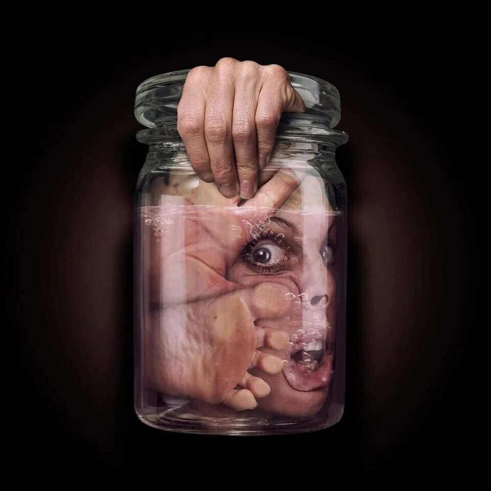 человек в банке. банка в руке. закрыть человека в банке. закрыть человека в банке. девушка в стеклянной банке.